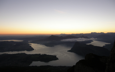 der Vierwaldstättersee im frühen Morgen